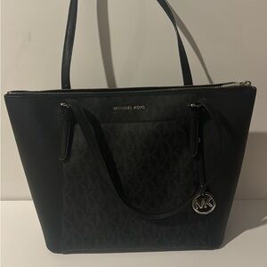 Michael Kors Jet Set M Black Textured Tote Bag
